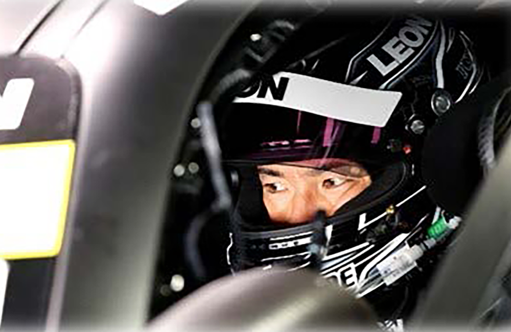 鋭い視線でレースに喰らいつく