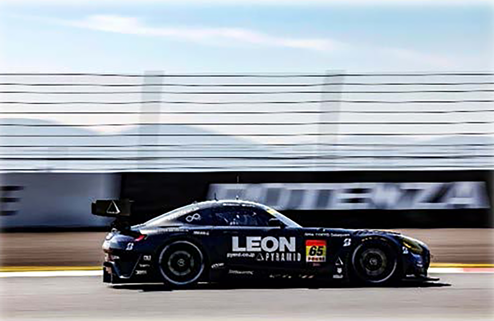 サーキットを走り抜けるLEON RACINGの車