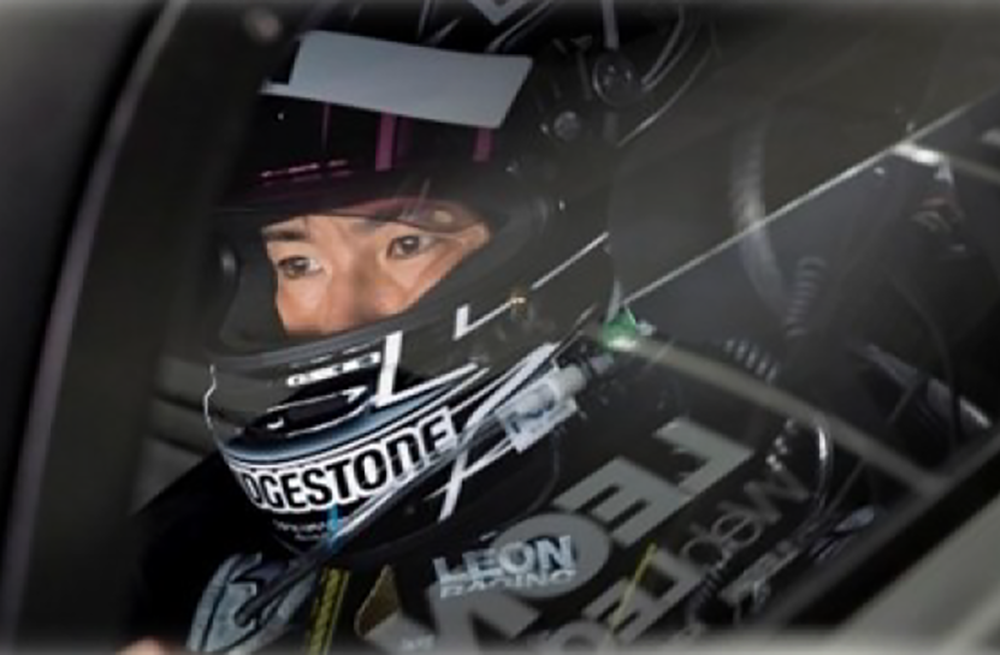 鋭い視線でレースに喰らいつく